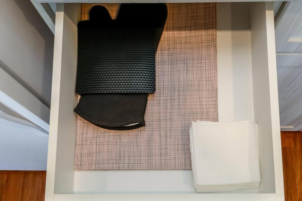 Royal Blue Wild Oasis Corner Pnhse Kingbed U/g Wi-fi * Edmonton